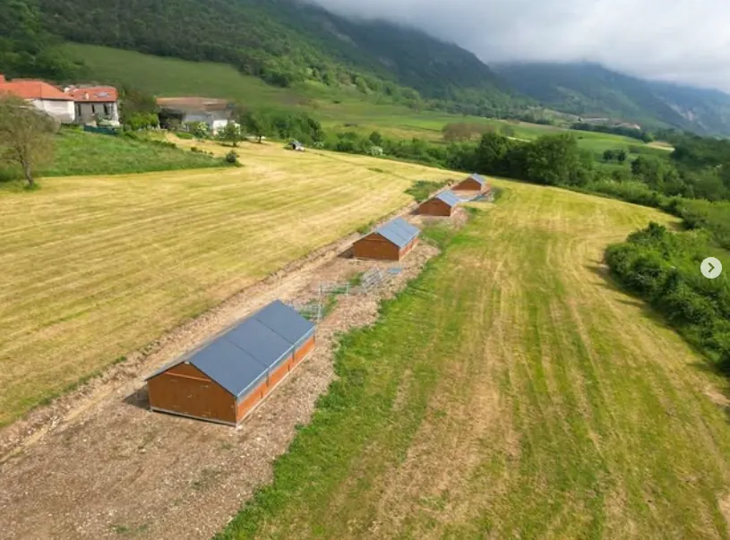 Bâtiments d’élevage mobiles posés dans un pré en pente